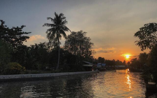 Baan Suan Amphawa