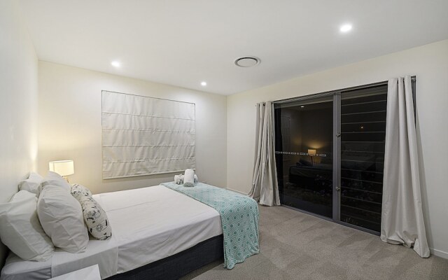 Just in Paradise Waterfront 5 Bedroom Deluxe House Central Broadbeach