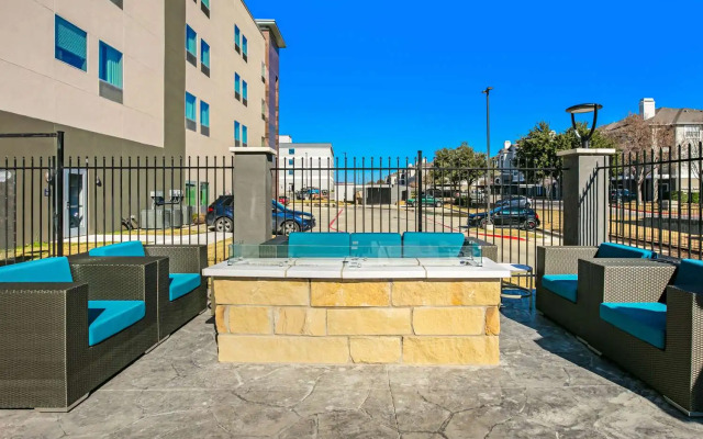 La Quinta Inn & Suites by Wyndham DFW West-Glade-Parks