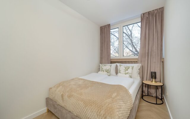 Zielińskiego Apartment by Renters