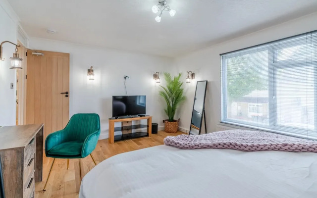 Upscale 2 Bed & Bath Flat in Newport