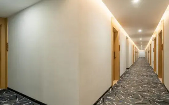 Four Seasons Holiday Hotel (Zhushan Road Subway Station)