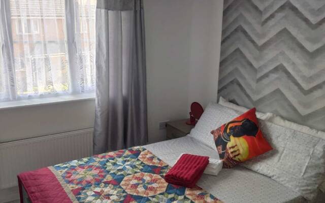 Captivating 3-bed Apartment in Romford
