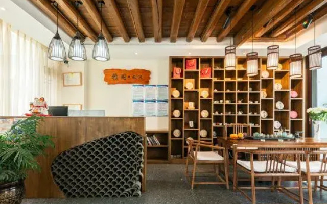Lijiang Yage Bieyuan Homestay (Gucheng Bailong Cultural Square)