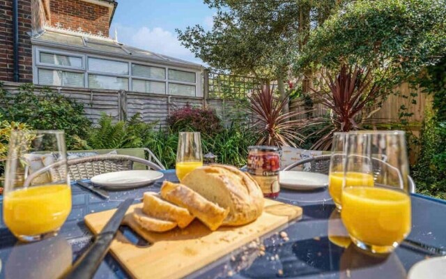 Beautifully Furnished Home - 5 Minutes to the Sea!