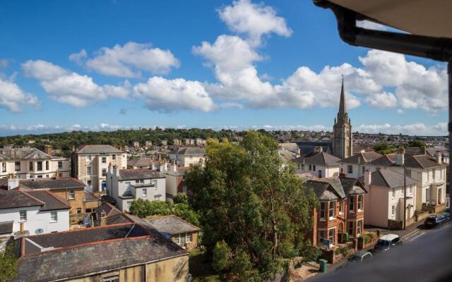 Bright Executive Apartment with Views of Solent