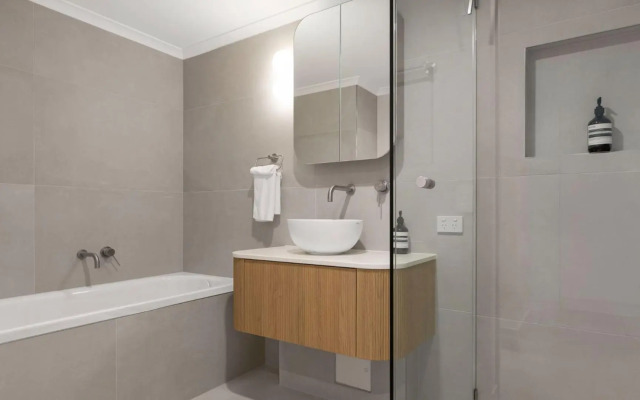 Unit 3 21 Park Generous and Comfortable Beachside Abode