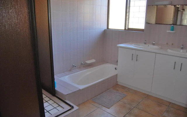 14 Cluster House & Studio