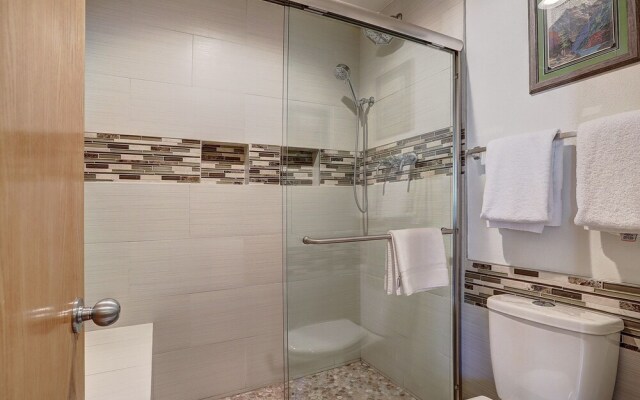 2759 Slopeside 1 Bedroom Condo by RedAwning