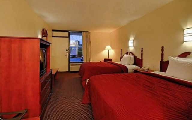 Super 6 Inn & Suites