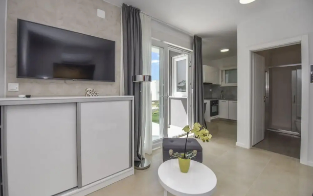 Pool Apartments & Rooms Mare
