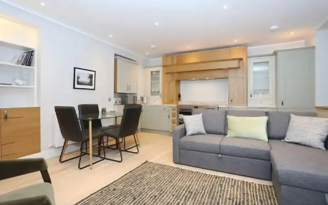 JOIVY Newly Refurbished Apartment on the Historic Royal Mile