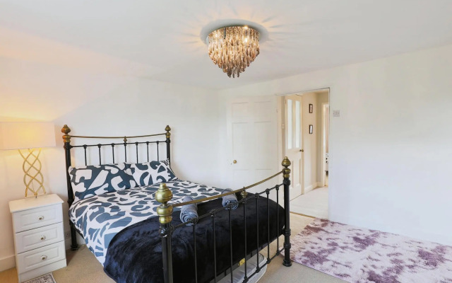 Stunning 4 Bed Semi-detached Home With Ample Space
