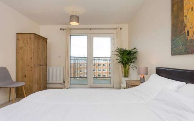 3 Bedroom Apartment Sleeps 6 in Clapham South