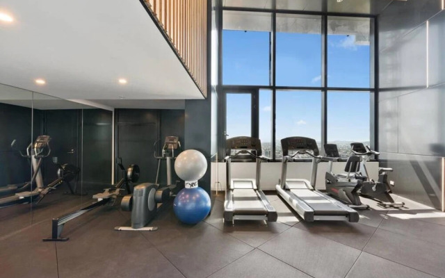 2BR Luxury Skytower CBD Pool Gym Netflix