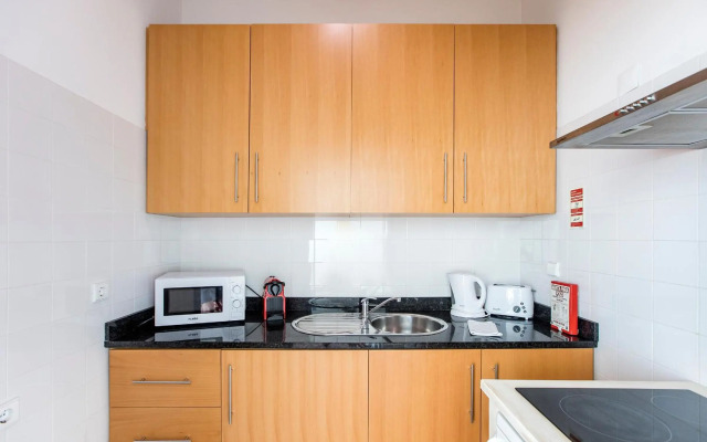 Bonjardim Studio w/ Balcony by LovelyStay