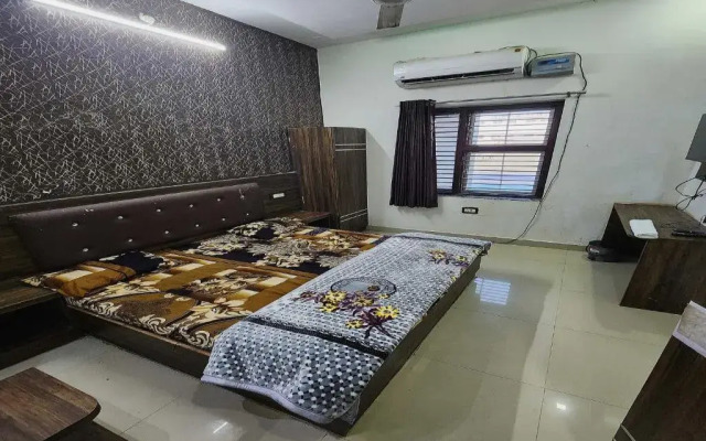 OYO 80681B City Palace