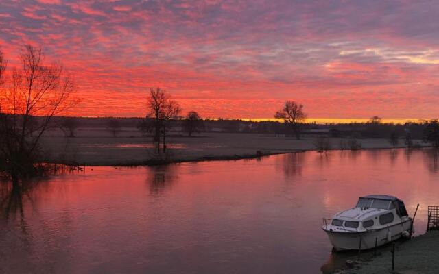 Thames Edge Rooms