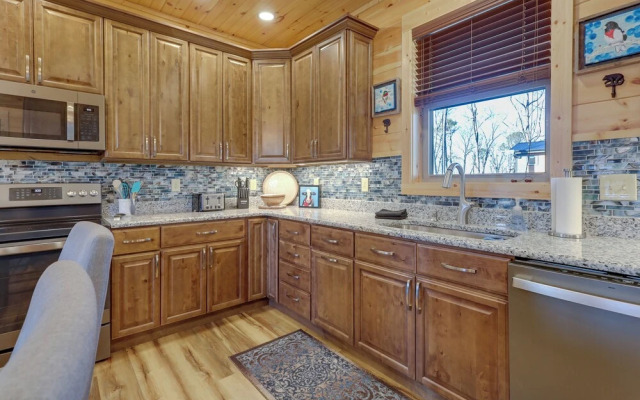 Majestic Mountain Views: Sevierville Escape!