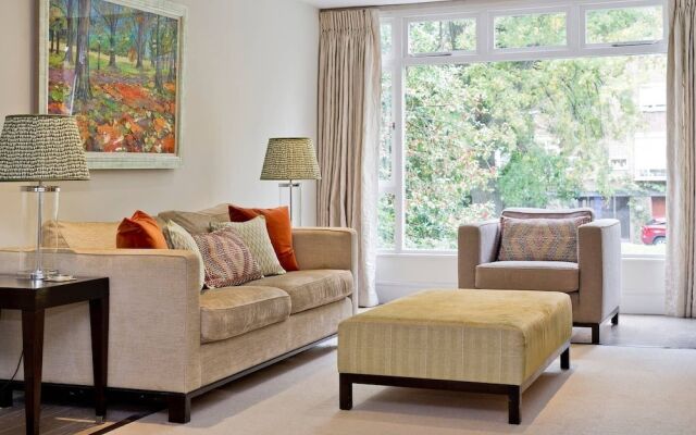 Spacious & Tasteful 4-bed House in Holland Park