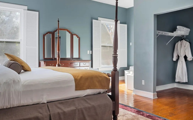 Stone Mountain Manor