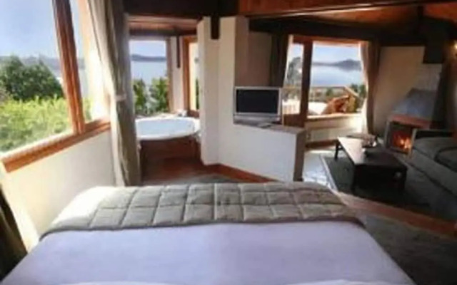 La Sirenuse Lake Resort