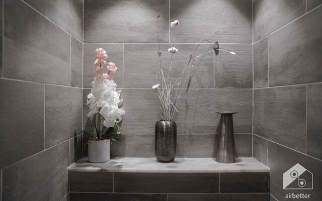 Luxurious Apartment With Iconic Burj View