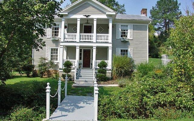 Frog Hollow Bed and Breakfast