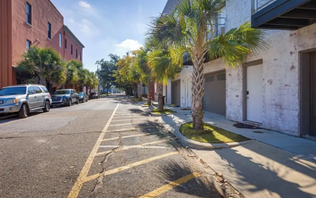Game Room w/ Pool Table! Downtown Mobile Condo