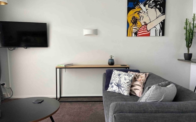 Centrally Located Light-filled Studio w/ Parking