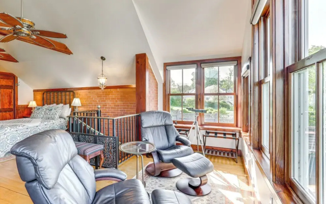 Downtown Essex Apartment - Steps to River!
