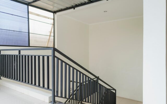 RedDoorz Plus near UPN Veteran Jakarta