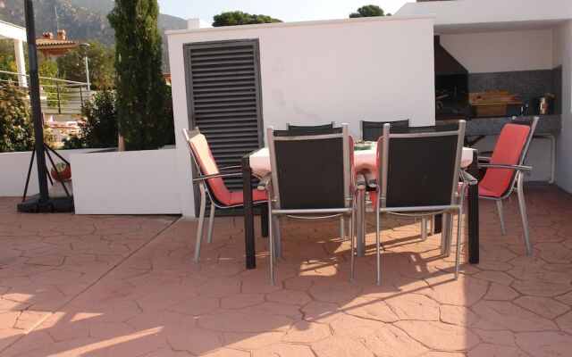Scenic Villa in Palau Saverdera With Private Swimming Pool