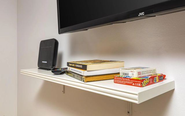 Peaceful Riverside Studio with Garage & private Patio Garden Center