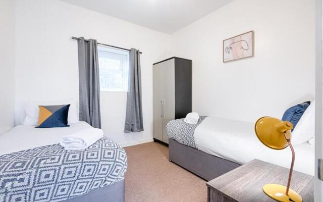 Perfect Location with Parking -Jersey Lodge