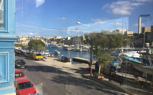 Seafront apartment between Valletta and Sliema