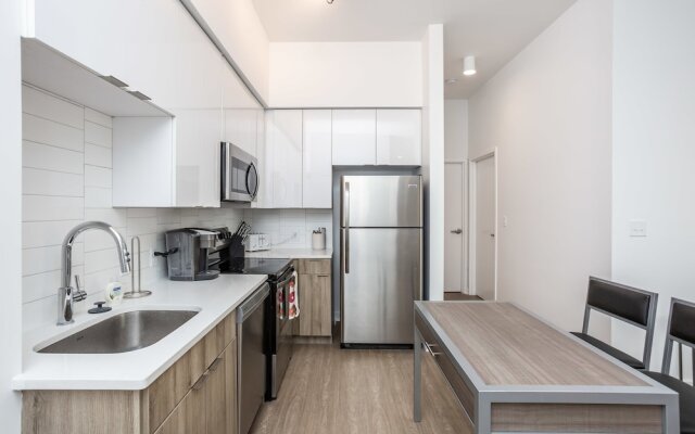 Luxury Apt Near Convcenter, Stadiums, & Harbor