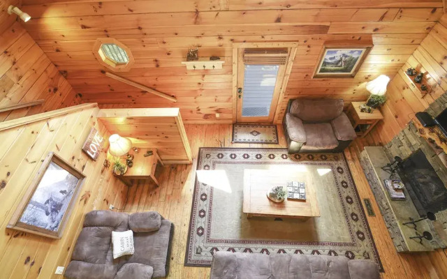 Mountain Serenity 2 Bedroom Cabin by RedAwning