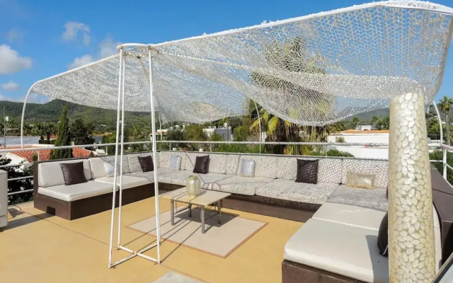 Modern Villa With Pool Near Town