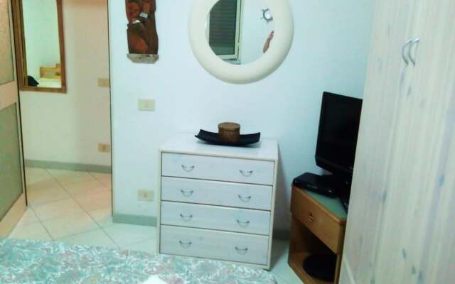 2 bedrooms appartement at Gaeta 300 m away from the beach with enclosed garden