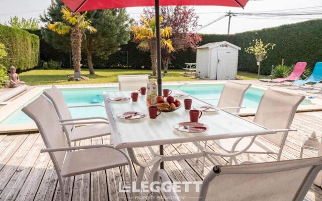 Beautiful Louisiana villa sleeps 6 with pool