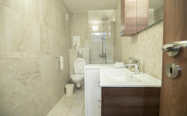 Cozy Apartment with Mountain View & Parking