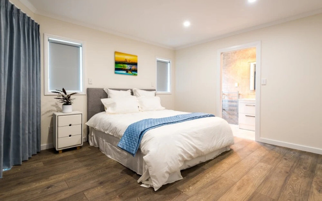 Brand New 5BR home with view of the sea – Guest Rooms – Auckland
