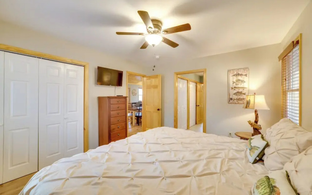 Cozy Waverly Cabin w/ Fireplace & Deck!