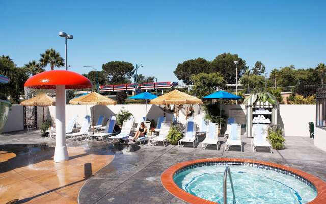 Howard Johnson by Wyndham Anaheim Hotel & Water Playground