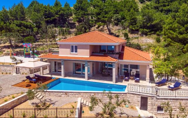 Villa Porto Mimice, 40sqm Heated Private Pool, 4 bedrooms, Sauna, Gym, Billiard