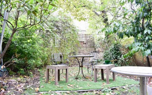 Large 2 Bedroom Flat in Ladbroke Grove With Garden