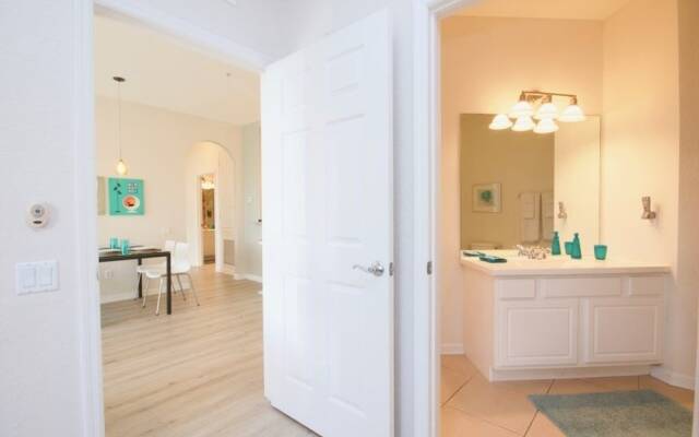 Lake View Treasure 2 Bedroom Condo by Redawning
