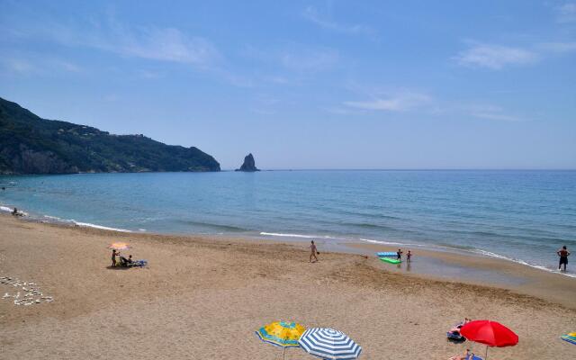 Holiday Studio Apartments Yannis on Agios Gordios Beach in Corfu