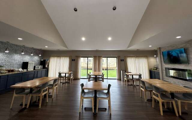 AmericInn by Wyndham Fort Atkinson